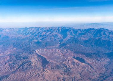Uçak Pencere Manzarası, Atlas Dağları Uçan Uçak Manzarası, Uçak Kabini, Uçak Pencere Havadan Kanatlar, Gökyüzü ve Fas Dağları