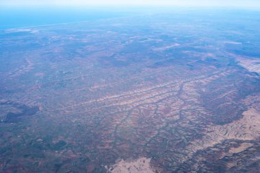 Uçak Pencere Manzarası, Uçak Uçuşu Manzarası, Uçak Kabini, Uçak Pencere Havadan Kanatlar, Gökyüzü ve Dağlar