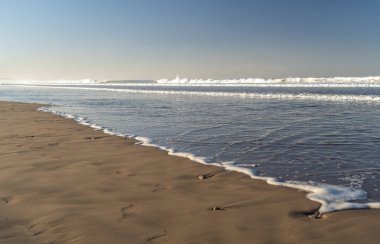 Deniz Dalgaları Sandy Beach Doku Geçmişi, Agadir, Fas Okyanusu Suyu, Mavi Gökyüzü, Altın Güneşli Kıyı Şablonu, Kopya Boşluğu ile Yaz Mokikası