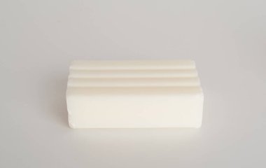 İzole edilmiş sabun, vücut bakım kozmetiği, meyve aromalı sabun deterjanı, katı şampuan, beyaz arka planda kırmızı şeffaf gliserin sabun.