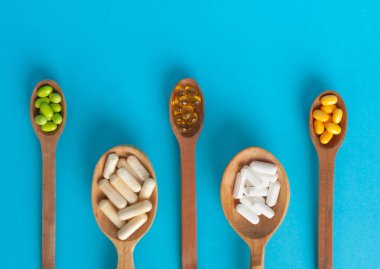 Kaşıkla Renkli Beslenme İlaçları, Vitamin Kapsülleri, Mineral Hapları, Sağlıklı Multitivitamin Kapsülü, Naturopati Konsepti, Beslenme Tabletleri, Beslenme İlaçları Seti