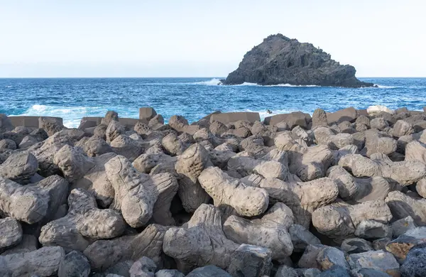 Sahil savunmaları tetrapodlar, dalgalı beton yapılar, dalga kırıcılar, kıyı şeridi koruması, Garachico sahilinde plaj takviyesi, fırtına dalgaları savunması, kıyı şeridi dengelenmesi.