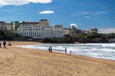 Biarritz, Fransa, 18 Nisan 2024: Biarritz Atlantik Okyanus Kıyısı, Deniz feneri Manzarası, Fransa 'da İlkbahar