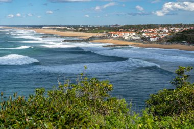 Biarritz, Fransa, 18 Nisan 2024: Biarritz Atlantik Okyanus Kıyısı, Şehir Sahili, Plage De La Chambre D 'Amour View, Fransa' da İlkbahar
