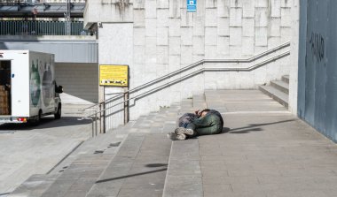 San Sebastian, İspanya, 19 Nisan 2024: San Sebastian, İspanya 'nın otobüs duraklarında uyuyan evsiz adam, serseri, serseri, İspanyol serseri, Fransa' da evsiz, editör imajı