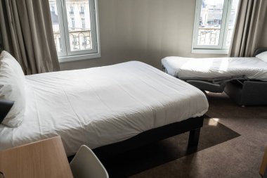 Bordeaux, Fransa, 17 Nisan 2024: Ibis Bordeaux Merkezi, Gare Saint-Jean Euratlantique yatak odası, eski Du Faisan tarihi binası, editoryal görüntü