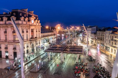 Bordeaux, Fransa, 17 Nisan 2024: Yağmurlu bir gecede Merkez Gare Saint-Jean tarihi binası, editoryal görüntü