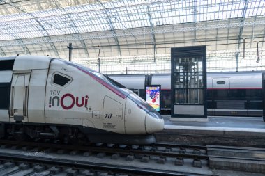 Bordeaux, Fransa, 17 Nisan 2024: Merkez Gare Saint-Jean tarihi binasında TGV inOui tren vagonları, editoryal görüntü