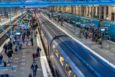 Bordeaux, Fransa, 17 Nisan 2024: Merkez Gare Saint-Jean tarihi binasında TGV inOui tren vagonları, editoryal görüntü