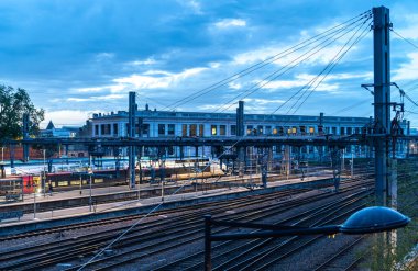 Bordeaux, Fransa, 17 Nisan 2024: Merkez Gare Saint-Jean tarihi binası yakınlarındaki Bordeaux caddeleri, editoryal görüntü