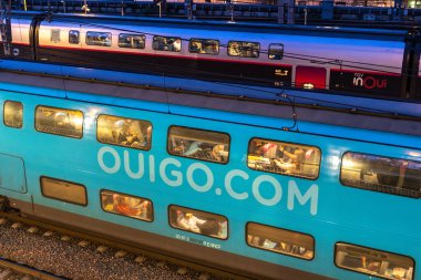 Bordeaux, Fransa, 17 Nisan 2024: Ouigo tren vagonları Merkez Gare Saint-Jean tarihi binasında, editoryal görüntü