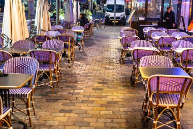 Bordeaux, Fransa, 17 Nisan 2024: La Taverne du Midi kırmızı fenerleri Merkez Gare Saint-Jean tarihi binası, editoryal görüntü