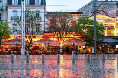 Bordeaux, Fransa, 17 Nisan 2024: La Taverne du Midi kırmızı fenerleri Merkez Gare Saint-Jean tarihi binası, editoryal görüntü