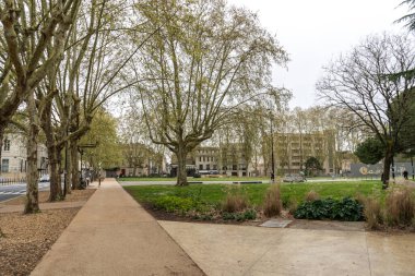 Bordeaux, Fransa, 17 Nisan 2024: Bordeaux tarihi binaları, parklar, eski evler, Fransa 'daki sokaklar, bina, şehir turizmi Avrupa' nın eski editör imajı