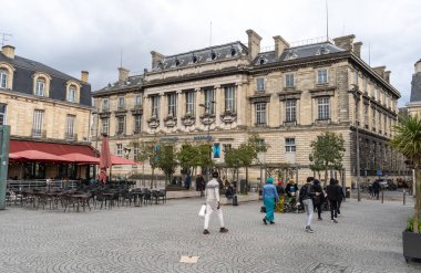Bordeaux, Fransa, 17 Nisan 2024: Place de la Victoire Bordeaux şehir meydanı, tarihi binalar, eski evler, Fransa sokakları, editoryal imaj