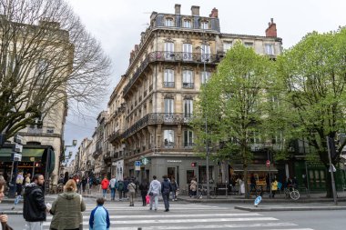 Bordeaux, Fransa, 17 Nisan 2024: Yağmurdan sonra Bordeaux 'nun eski şehir merkezi, eski sokaklar, Fransa' daki tarihi binalar, editoryal imaj