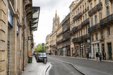 Bordeaux, Fransa, 17 Nisan 2024: Yağmurdan sonra Bordeaux 'nun eski şehir merkezi, eski sokaklar, Fransa' daki tarihi binalar, editoryal imaj