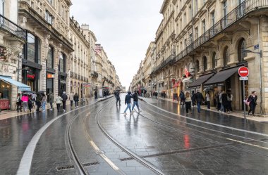 Bordeaux, Fransa, 17 Nisan 2024: Yağmurdan sonra Bordeaux 'nun eski şehir merkezi, eski sokaklar, Fransa' daki tarihi binalar, editoryal imaj