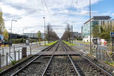 Bordeaux, Fransa, 17 Nisan 2024: Bordeaux 'da toplu taşıma, Fransa' da tramvaylar, raylar, tramvay rayları, caddeler, binalar, parklar, kentsel turizm, Avrupa 'nın eski editör imajı