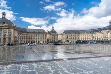 Bordeaux, Fransa, 17 Nisan 2024: Bordeaux yağmurdan sonra eski merkez, tarihi binalar, parklar, Fransa 'daki eski evler, sokaklar, bina, Avrupa' nın eski şehir editör imajı