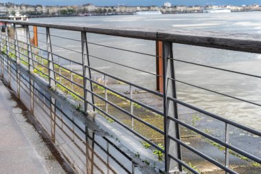 Bordeaux, Fransa, 17 Nisan 2024: Bahar yağmurundan sonra Garonne Nehri seti, Bordeaux manzarası, tarihi binalar, parklar, Fransa sokakları, eski Avrupa kenti, editoryal görüntü