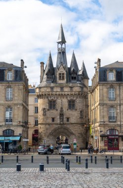 Bordeaux, Fransa, 17 Nisan 2024: Bordeaux tarihi binaları, parklar, eski evler, Fransa 'daki sokaklar, bina, şehir turizmi Avrupa' nın eski editör imajı