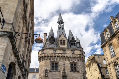 Bordeaux, Fransa, 17 Nisan 2024: Bordeaux tarihi binaları, parklar, eski evler, Fransa 'daki sokaklar, bina, şehir turizmi Avrupa' nın eski editör imajı