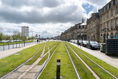 Bordeaux, Fransa, 17 Nisan 2024: Bordeaux 'da toplu taşıma, Fransa' da tramvaylar, raylar, tramvay rayları, caddeler, binalar, parklar, kentsel turizm, Avrupa 'nın eski editör imajı