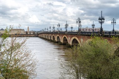 Bordeaux, Fransa, 17 Nisan 2024: Bordeaux 'daki Pont de Pierre veya Stone Bridge, Garonne Nehri' nin kıyılarını, şehir turizmini, Avrupa 'nın eski editör imajını birbirine bağlıyor