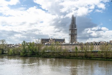Bordeaux, Fransa, 17 Nisan 2024: Bahar yağmurundan sonra Garonne Nehri seti, Bordeaux manzarası, tarihi binalar, parklar, Fransa sokakları, eski Avrupa kenti, editoryal görüntü