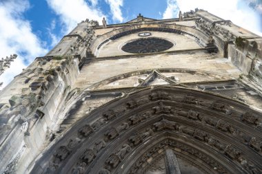 Bordeaux, Fransa, 17 Nisan 2024: St. Michael Bazilikası, Basilique Saint-Michel, Fransa Bordeaux tarihi binaları, şehir turizmi, Avrupa 'nın eski editör imajı