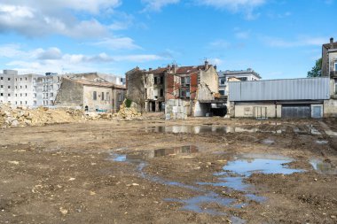 Bordeaux, Fransa, 17 Nisan 2024: Harap olmuş evler, harabeler ve toprak Bordeaux tarihi binaları, parklar, eski evler, Fransa 'daki sokaklar, bina, kentsel turizm, Avrupa' nın eski editör imajı