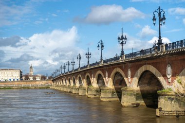 Bordeaux, Fransa, 17 Nisan 2024: Bordeaux 'daki Pont de Pierre veya Stone Bridge, Garonne Nehri' nin kıyılarını, şehir turizmini, Avrupa 'nın eski editör imajını birbirine bağlıyor