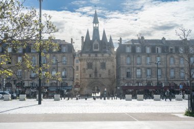 Bordeaux, Fransa, 17 Nisan 2024: Bordeaux tarihi binaları, parklar, eski evler, Fransa 'daki sokaklar, bina, şehir turizmi Avrupa' nın eski editör imajı