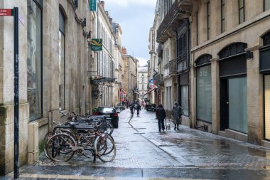 Bordeaux, Fransa, 17 Nisan 2024: Yağmurdan sonra Bordeaux 'nun eski şehir merkezi, eski sokaklar, Fransa' daki tarihi binalar, editoryal imaj