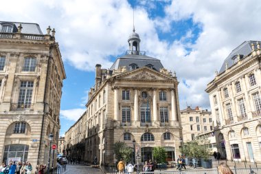 Bordeaux, Fransa, 17 Nisan 2024: Yağmurdan sonra Bordeaux 'nun eski şehir merkezi, eski sokaklar, Fransa' daki tarihi binalar, editoryal imaj