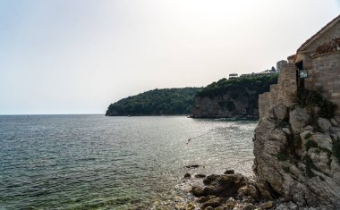 Budva, Karadağ, 19 Haziran 2024 Budva turizm sezonu, eski şehir manzarası, plajlar, sıcak, yaz tatili Budva Riviera günlük yaşamı, editoryal imaj