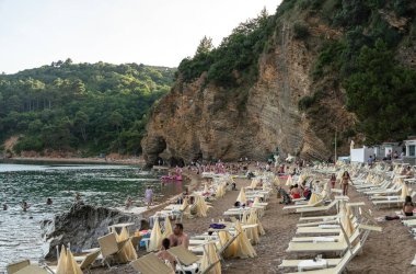 Budva, Karadağ, 19 Haziran 2024 Budva turizm sezonu, turistler sokaklarda, plajlarda, sıcakta, yaz tatillerinde Budva Riviera günlük yaşamında, editör imajında