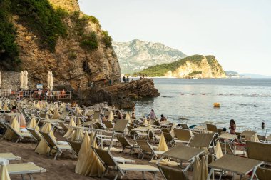 Budva, Karadağ, 19 Haziran 2024 Budva turizm sezonu, turistler sokaklarda, plajlarda, sıcakta, yaz tatillerinde Budva Riviera günlük yaşamında, editör imajında