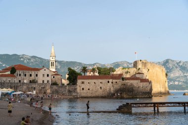 Budva, Karadağ, 19 Haziran 2024 Budva turizm sezonu, eski şehir manzarası, plajlar, sıcak, yaz tatili Budva Riviera günlük yaşamı, editoryal imaj