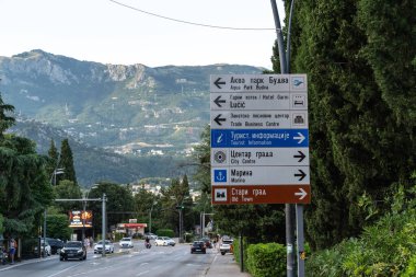 Budva, Karadağ, 19 Haziran 2024 Budva turizm sezonu, turistler sokaklarda, plajlarda, sıcakta, yaz tatillerinde Budva Riviera günlük yaşamında, editör imajında