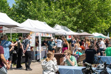 Varşova, Polonya, 8 Haziran 2024: Varşova 'da kahvaltı pazarı, insanların yemekten keyif aldığı, masalarda oturduğu, yürüdüğü. Çeşitli mutfaklarla, canlı atmosferle, editörlük imajıyla açık hava etkinliği