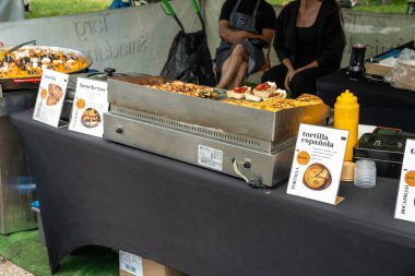 Varşova, Polonya, 8 Haziran 2024: İspanyol yemekleri paella, broşetler, tortilla espanola. Markette yemek tezgahı. Geleneksel İspanyol yemekleri için popüler bir yer, editör imajı.