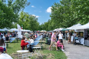 Varşova, Polonya, 8 Haziran 2024: Varşova 'da kahvaltı pazarı, insanların yemekten keyif aldığı, masalarda oturduğu, yürüdüğü. Çeşitli mutfaklarla, canlı atmosferle, editörlük imajıyla açık hava etkinliği