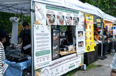 Varşova, Polonya, 8 Haziran 2024: Varşova 'da kahvaltı pazarı, insanların yemekten keyif aldığı, masalarda oturduğu, yürüdüğü. Çeşitli mutfaklarla, canlı atmosferle, editörlük imajıyla açık hava etkinliği