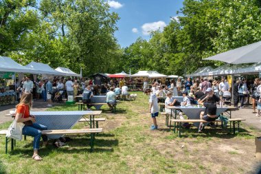 Varşova, Polonya, 8 Haziran 2024: Varşova 'da kahvaltı pazarı, insanların yemekten keyif aldığı, masalarda oturduğu, yürüdüğü. Çeşitli mutfaklarla, canlı atmosferle, editörlük imajıyla açık hava etkinliği