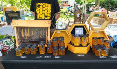 Varşova, Polonya, 8 Haziran 2024: Varşova 'da Kahvaltı Pazarı' nda bal ürünleri, kavanozlar, arı kovanı ve bal peteği dekoru yer alıyor. Yerel, doğal bal çeşitlerini sergileyen tedarikçi, editoryal görüntü