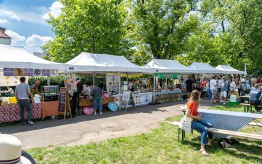 Varşova, Polonya, 8 Haziran 2024: Varşova 'da kahvaltı pazarı, insanların yemekten keyif aldığı, masalarda oturduğu, yürüdüğü. Çeşitli mutfaklarla, canlı atmosferle, editörlük imajıyla açık hava etkinliği