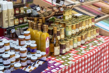 Varşova, Polonya, 8 Haziran 2024: Çeşitli çeşniler ve konserveler pazarda sergilenmektedir. Renkli kavanozlar, hardal şişeleri, bal, reçel. Satılık yerel el yapımı ürünler, editör imajı