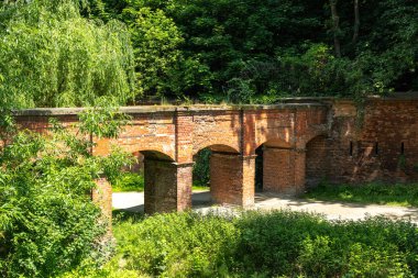 Varşova, Polonya, 8 Haziran 2024: Varşova 'daki Eski Hisar Parkı, yürüme yolları, anıtları ve manzaralı tarihi yeşil alan. Rahatlama, koşu ve aile gezileri, editoryal imaj popülerliği